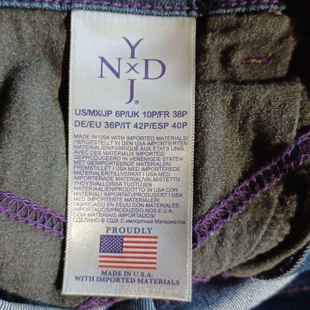 671944.....NYDJ Crop Jeans Size 6P, 19" Inseam