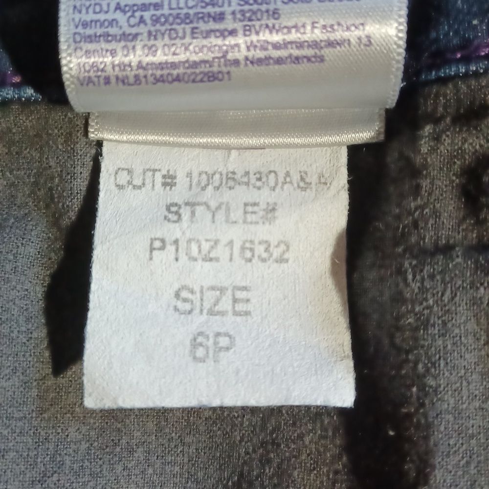 671944.....NYDJ Crop Jeans Size 6P, 19" Inseam