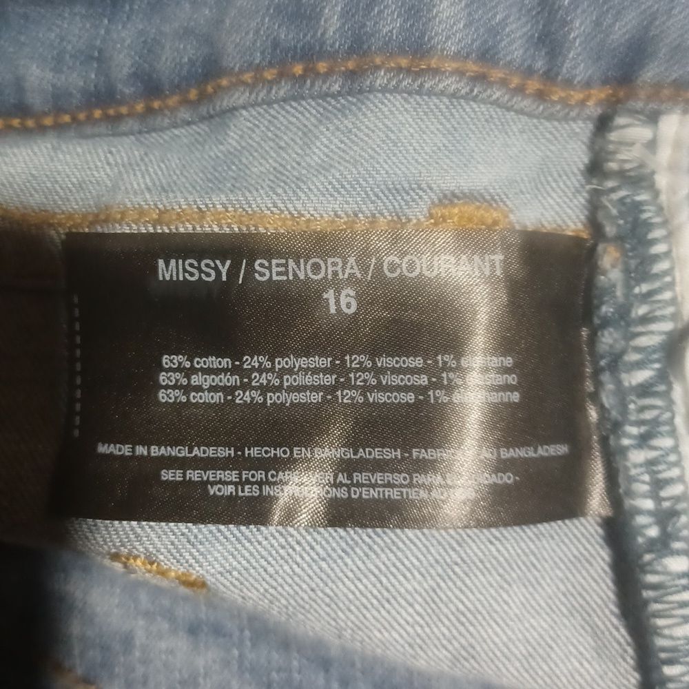 574123.......Nine West Christie Capri Jeans Size 16 W34" 21"Inseam 10"Rise
