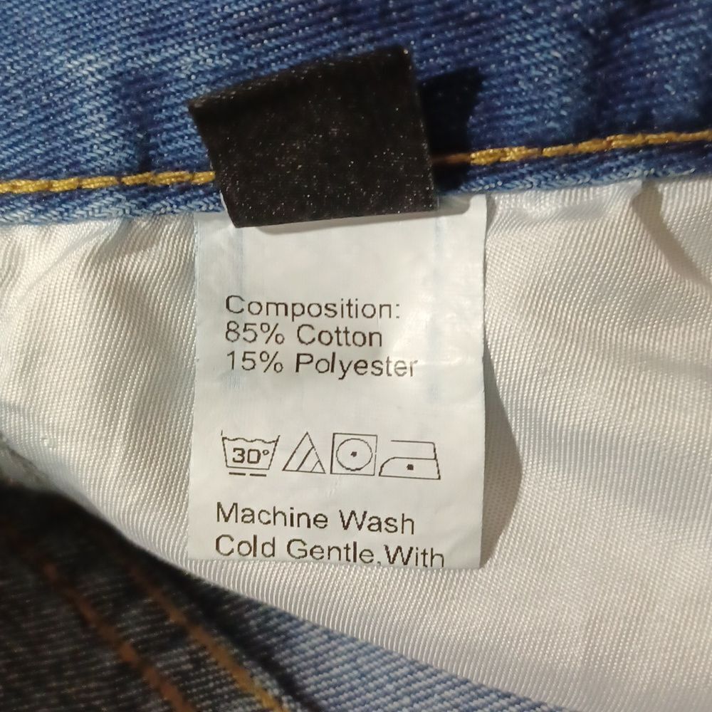 700434.....Shein Straight leg Jeans Size 2, W24"  28"Inseam  11"Rise