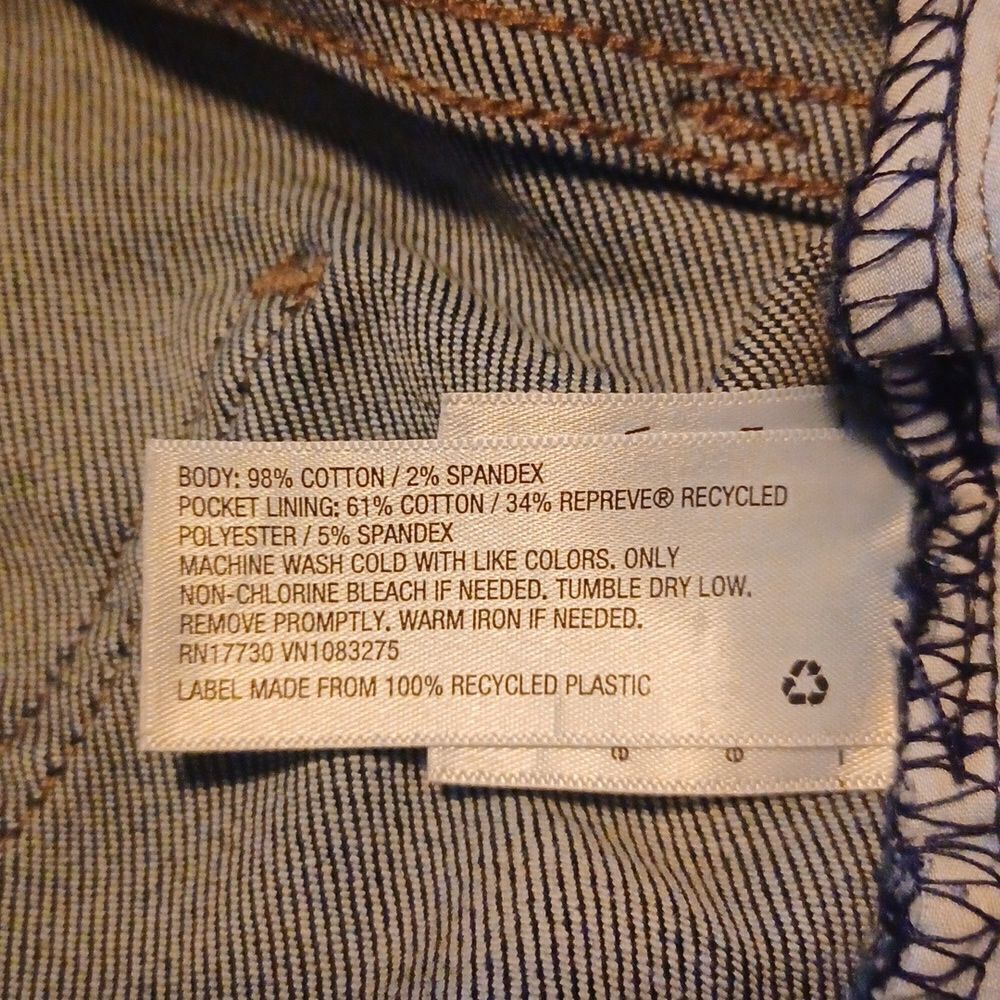 701418....Universal Thread Straight leg Jeans Size 6/28,  8" Rise