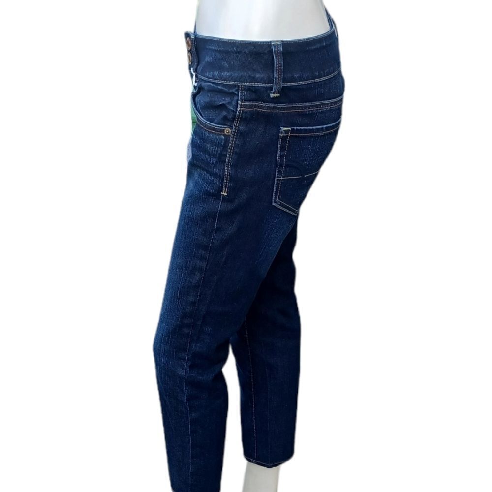 578121....American Eagle Size 4, W28", 23" Inseam 7" Rise