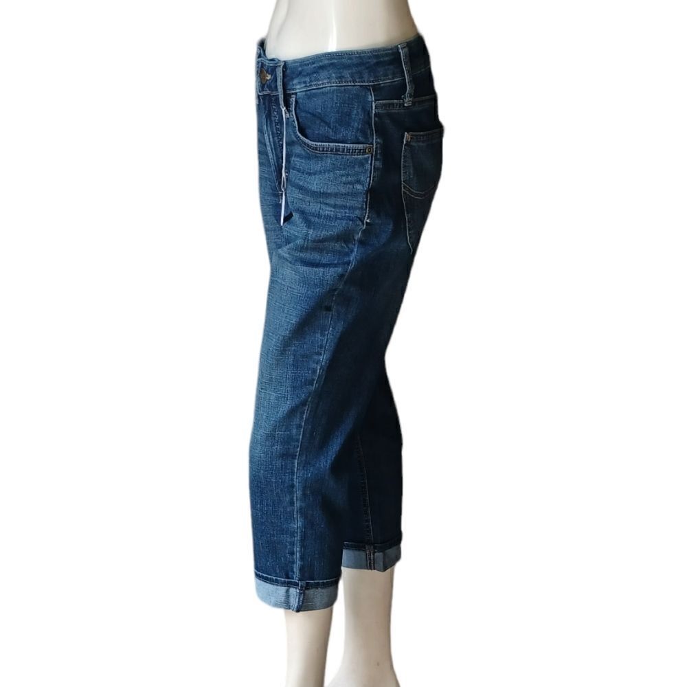 672244.....Lee Mid-Rise Capri Jeans Size 6M, W28" 22'"Inseam 9"Rise