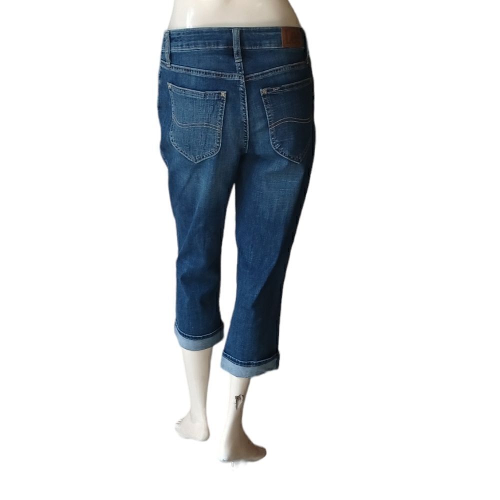 672244.....Lee Mid-Rise Capri Jeans Size 6M, W28" 22'"Inseam 9"Rise