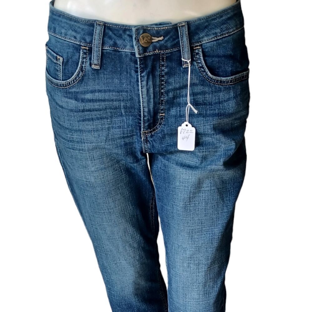 672244.....Lee Mid-Rise Capri Jeans Size 6M, W28" 22'"Inseam 9"Rise