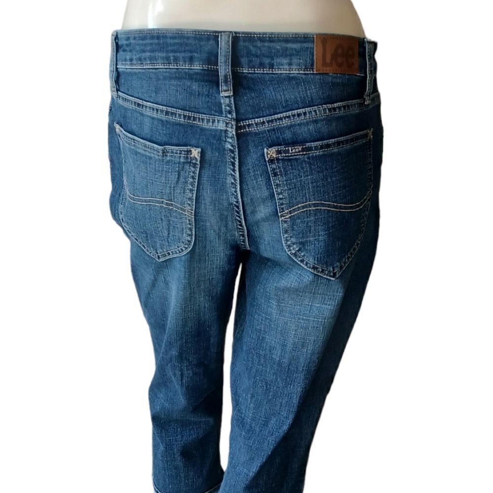 672244.....Lee Mid-Rise Capri Jeans Size 6M, W28" 22'"Inseam 9"Rise