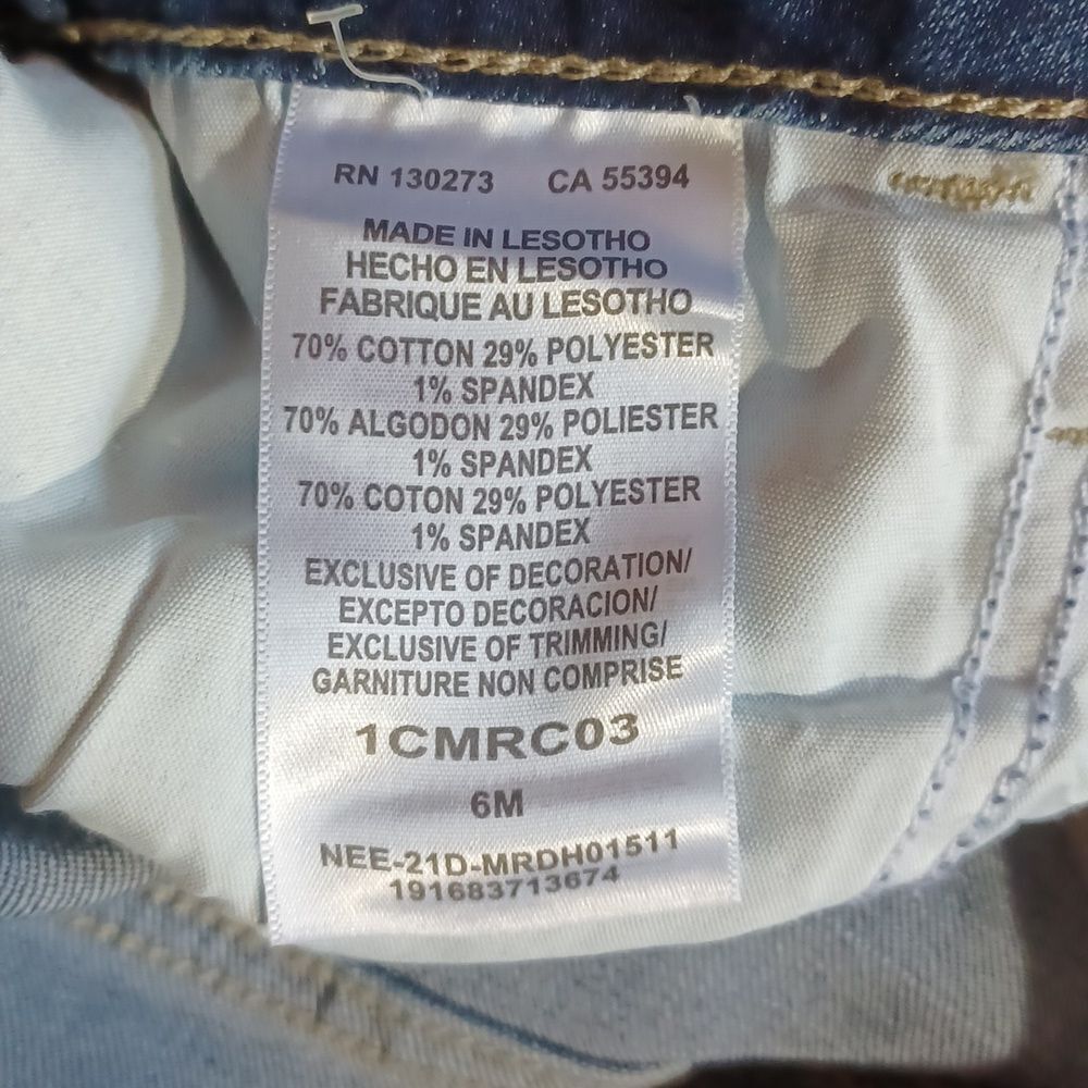 672244.....Lee Mid-Rise Capri Jeans Size 6M, W28" 22'"Inseam 9"Rise