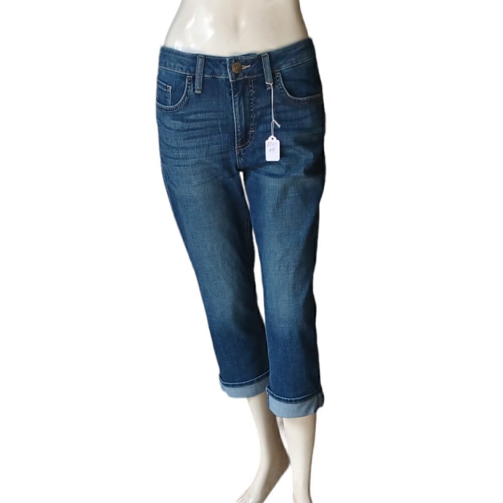 672244.....Lee Mid-Rise Capri Jeans Size 6M, W28" 22'"Inseam 9"Rise