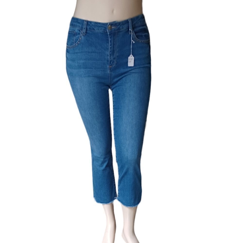 671844....Velvet Heart Ankle Crop Jeans Size 30, 22" Inseam