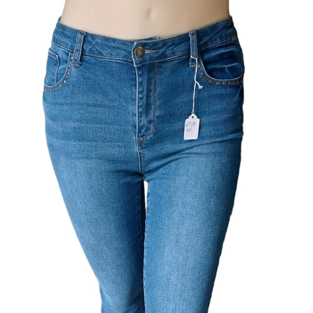 671844....Velvet Heart Ankle Crop Jeans Size 30, 22" Inseam