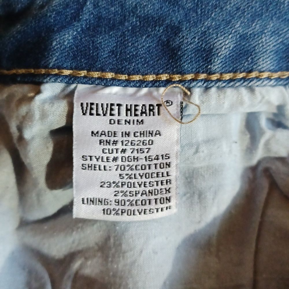 671844....Velvet Heart Ankle Crop Jeans Size 30, 22" Inseam