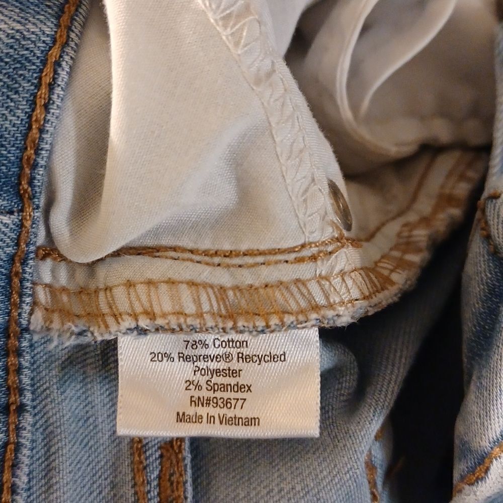 584119......St John's Bay Straight leg Size 4P, W26"  26"Inseam  8"Rise