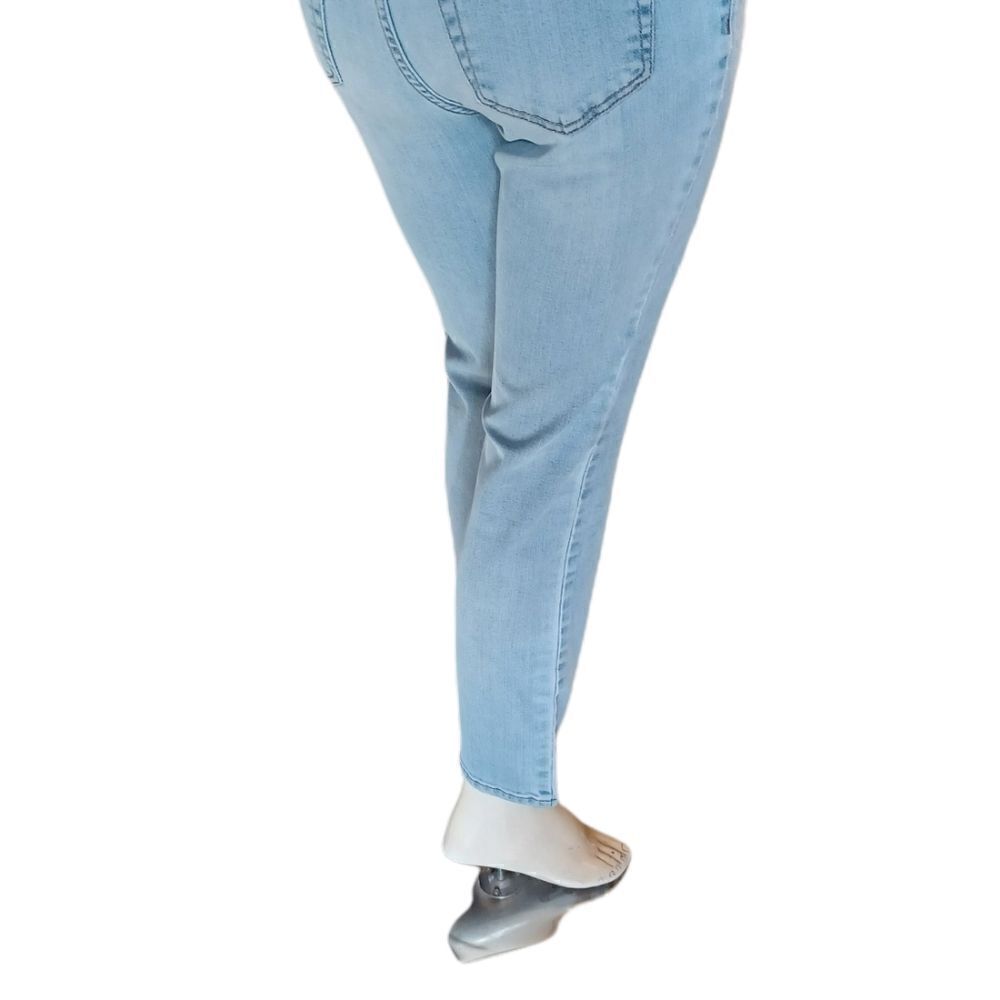 584119......St John's Bay Straight leg Size 4P, W26"  26"Inseam  8"Rise