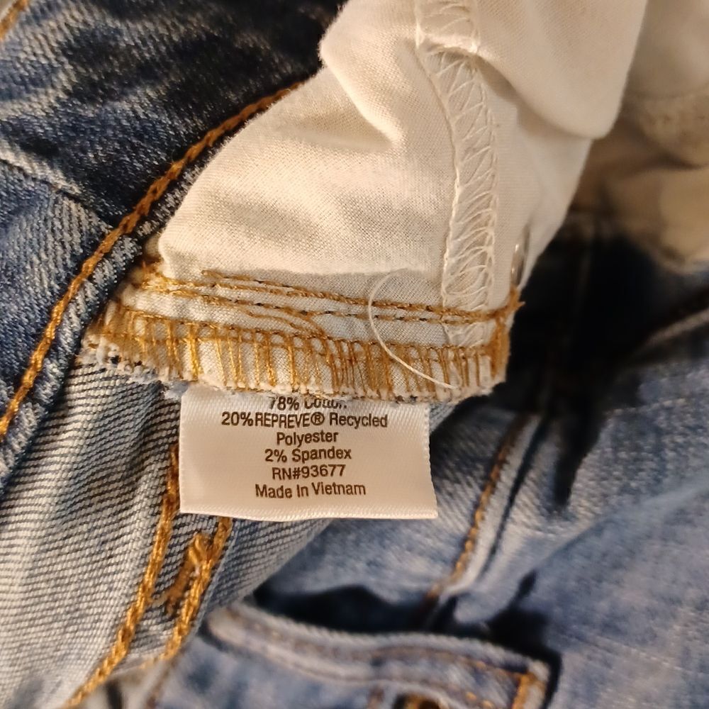 584247..... St John's Bay Straight leg Jeans Size 4P, W26"  27"Inseam  9" Rise
