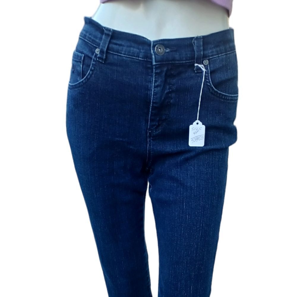 589021...Gloria Vanderbilt Straight leg Jeans Size 4P, W26"  27"Inseam 9"Rise