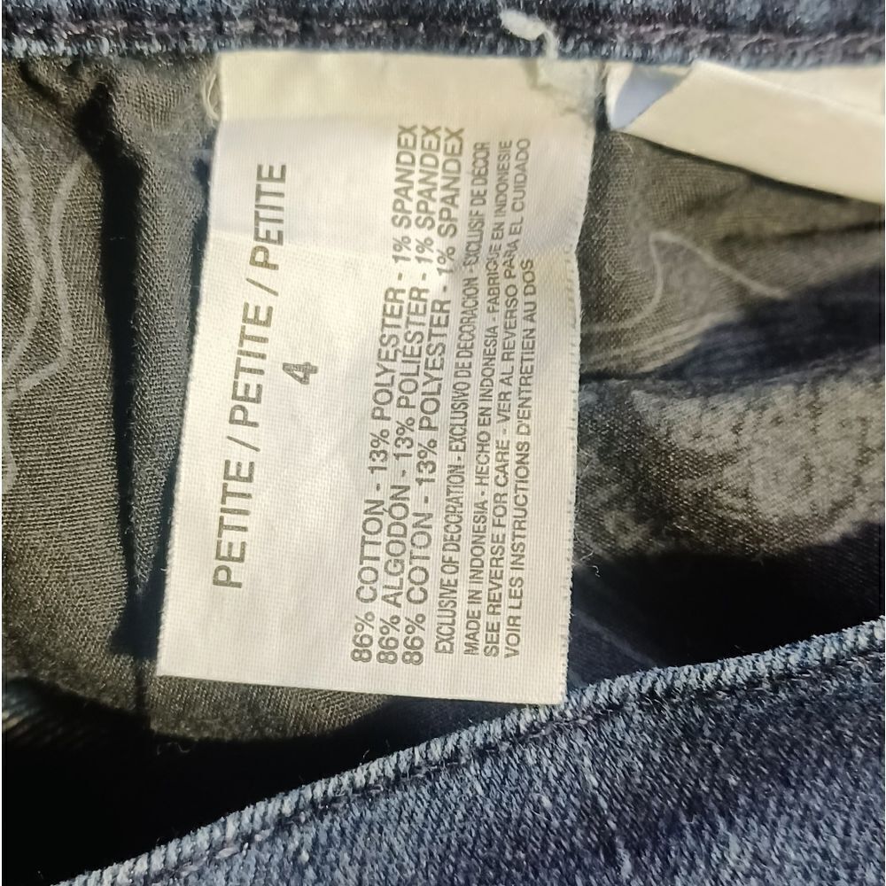 589021...Gloria Vanderbilt Straight leg Jeans Size 4P, W26"  27"Inseam 9"Rise