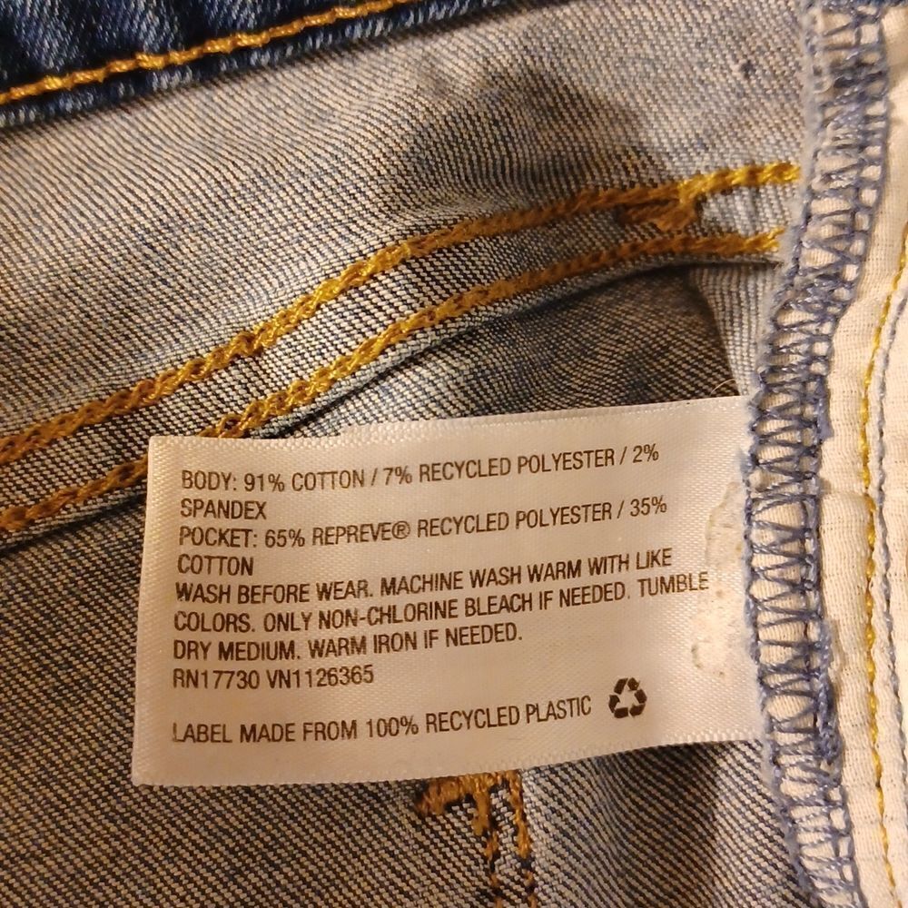 584648....... Universal Thread Denim Shorts Size 2/26, 3" Inseam 9" Rise