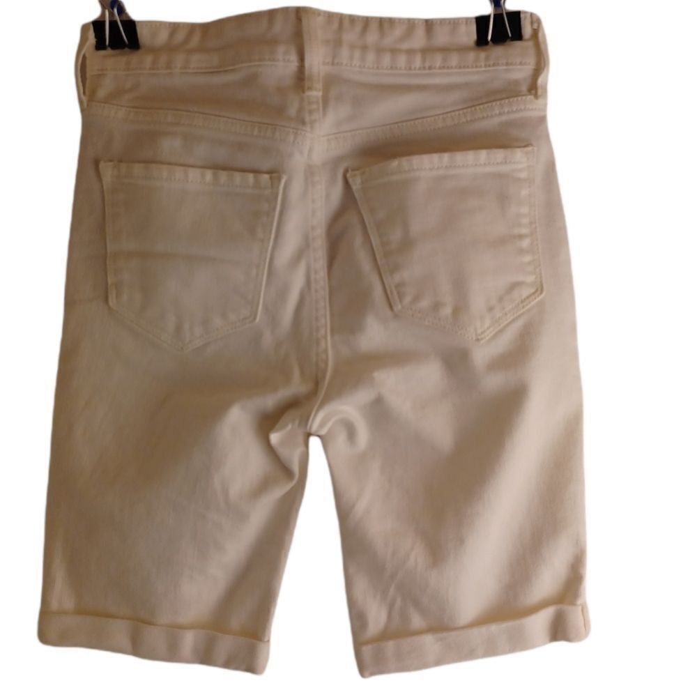 592731.....Old Navy White High Rise Bermuda Shorts Size 0, W24" 8"Inseam 9"Rise