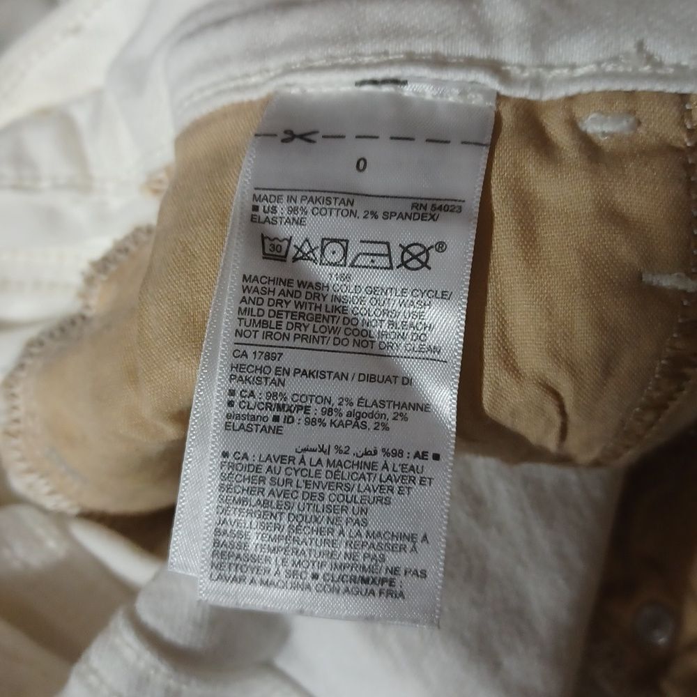 592731.....Old Navy White High Rise Bermuda Shorts Size 0, W24" 8"Inseam 9"Rise