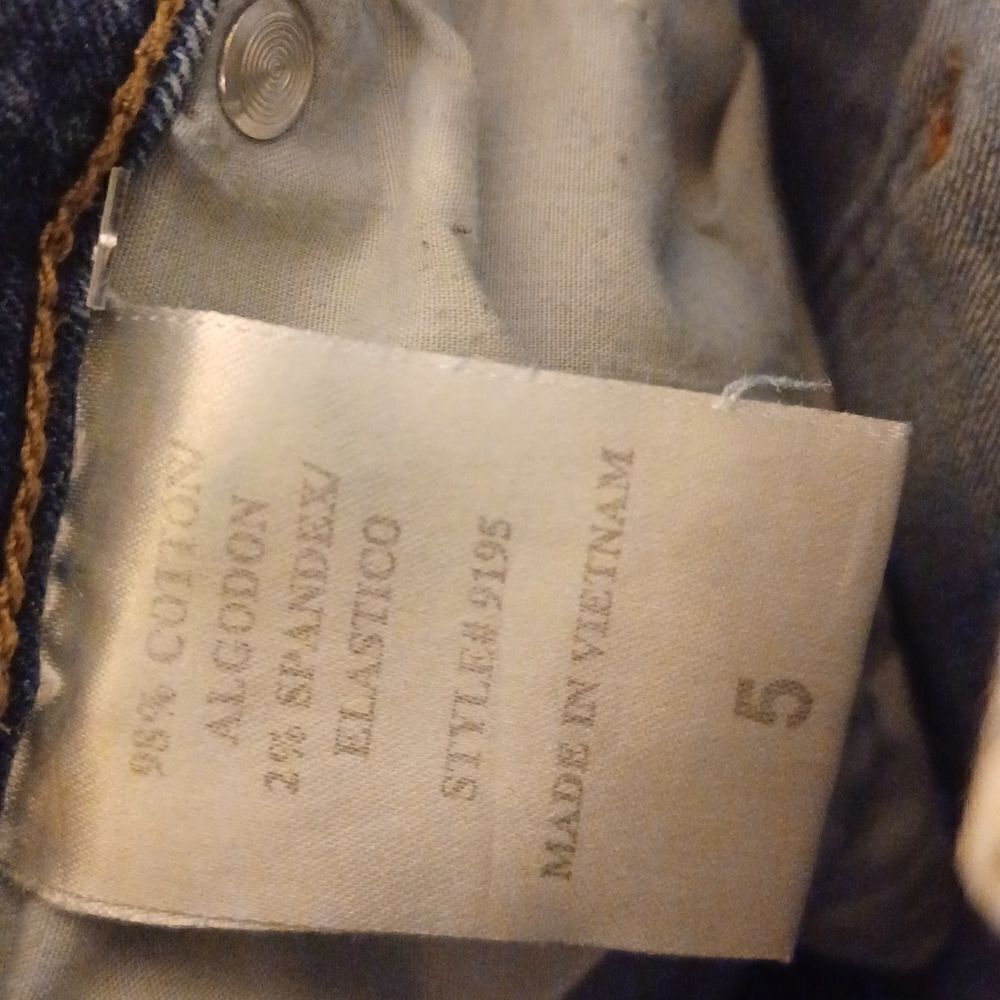 590830.....Eunina Low Rise Skinny Jeans Juniors Size 5, W26" 27"Inseam 8" Rise