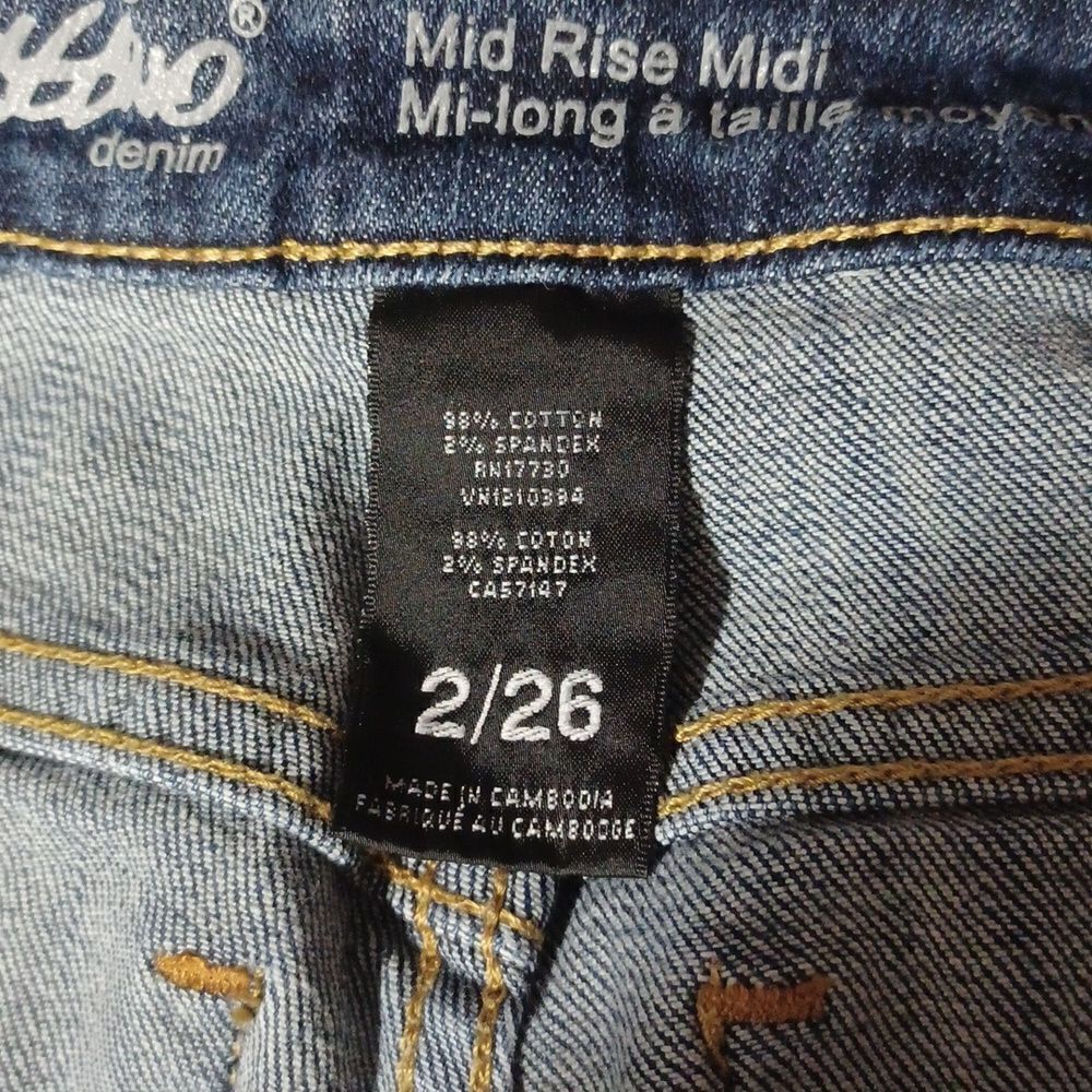 592231....Preowned Mossimo Denim Mid Rise Midi Size 2/26