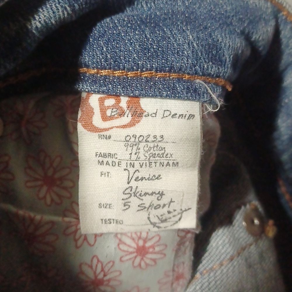 102919...Bullhead Venice Straight leg Jeans Size 5, 28" Waist 28" Inseam 6" Rise