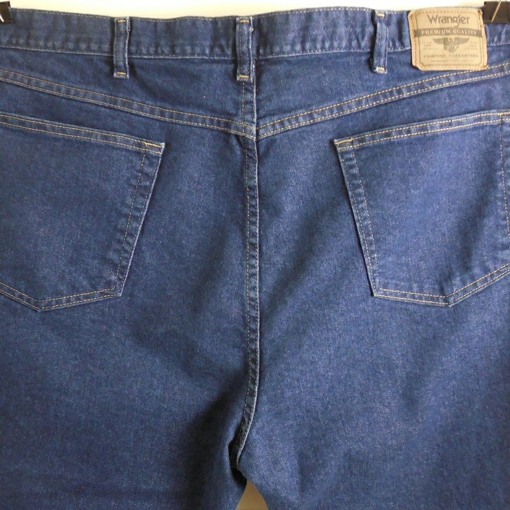 41731.....Men's Wrangler Straight leg Jeans Size 42x30, 13"Rise