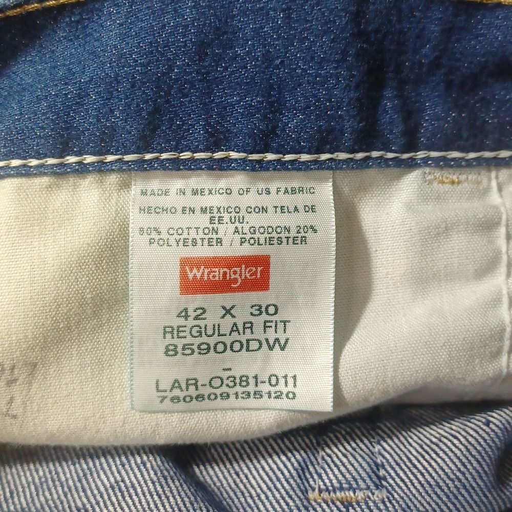 41731.....Men's Wrangler Straight leg Jeans Size 42x30, 13"Rise