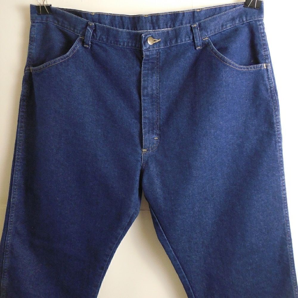 41731.....Men's Wrangler Straight leg Jeans Size 42x30, 13"Rise