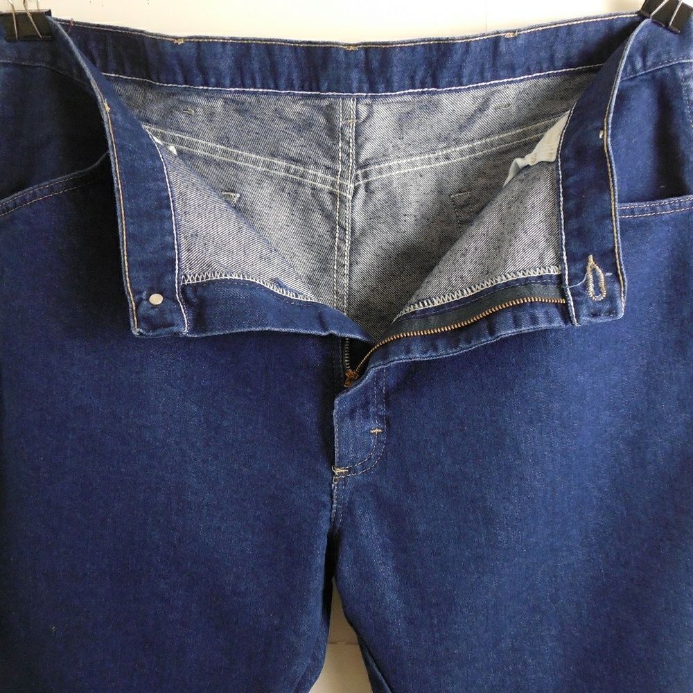 41731.....Men's Wrangler Straight leg Jeans Size 42x30, 13"Rise