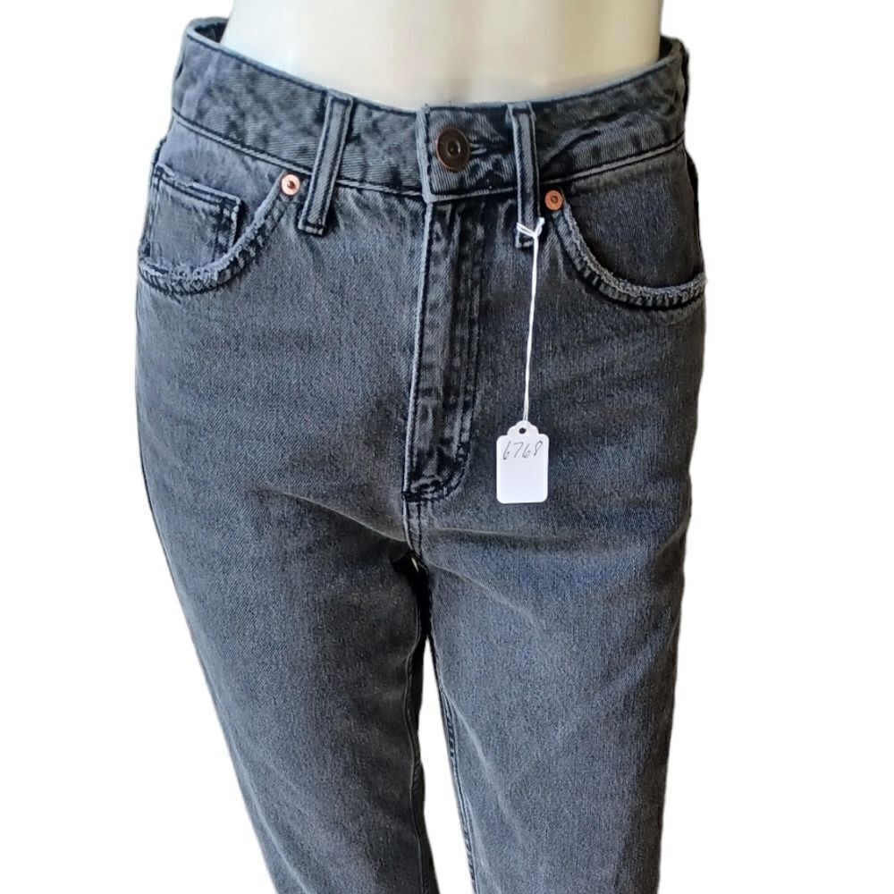 678516....Eddie Bauer Boyfriend Relaxed Fit Jeans Size 8, W31" 30"Inseam  9"Rise