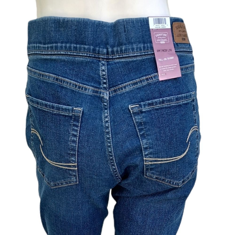 593735....Signature Levi's Pull-On Skinny Jeans Size 6M, 28" Waist