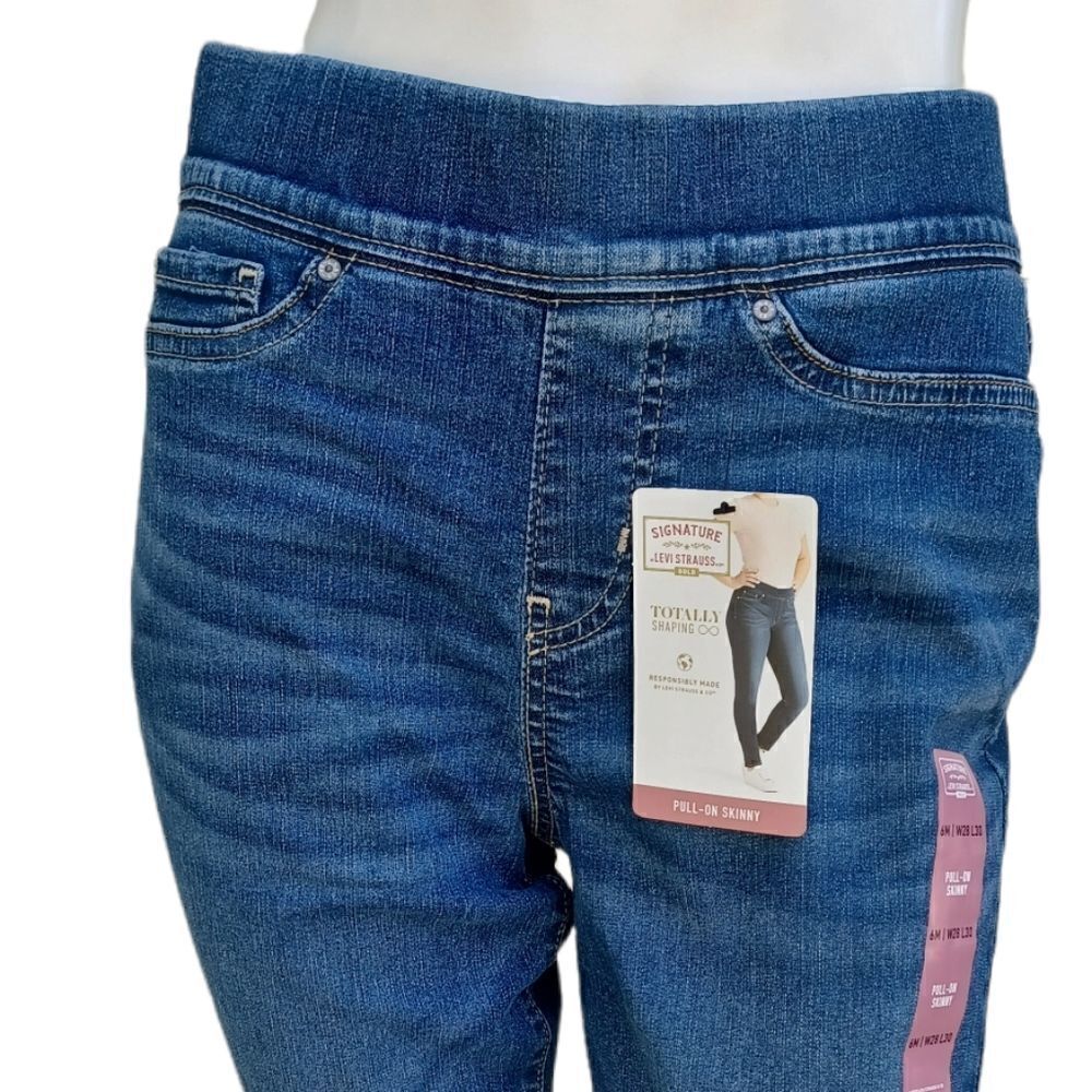 593735....Signature Levi's Pull-On Skinny Jeans Size 6M, 28" Waist