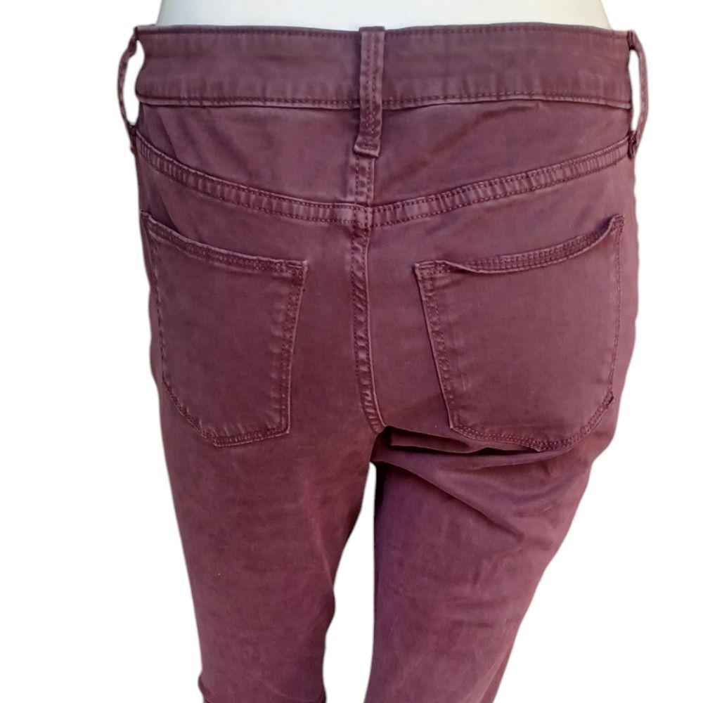 8126.....Universal Thread Skinny Jeans Size 2/26R,  8" Rise