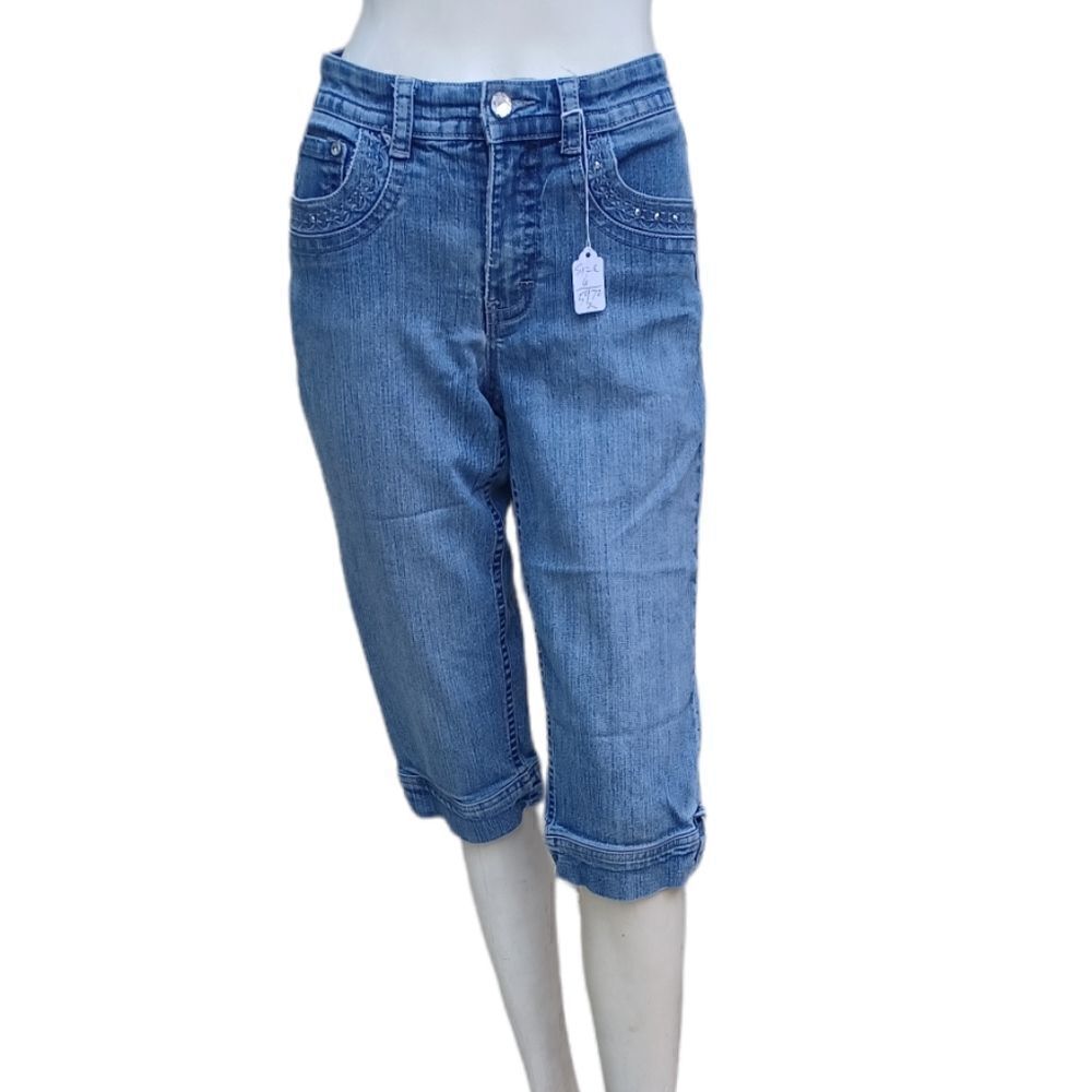 59722.....Gloria Vanderbilt Low Rise Crop Jeans Size 6,  W28" 16"Inseam  8"Rise