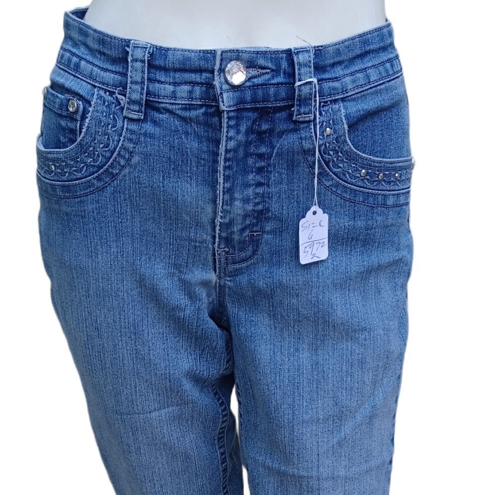59722.....Gloria Vanderbilt Low Rise Crop Jeans Size 6,  W28" 16"Inseam  8"Rise