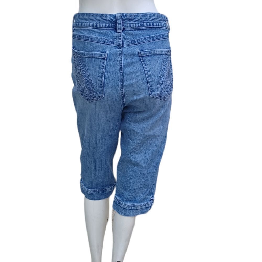 59722.....Gloria Vanderbilt Low Rise Crop Jeans Size 6,  W28" 16"Inseam  8"Rise