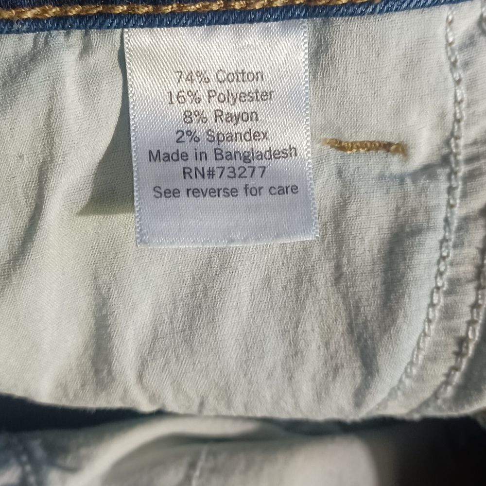 691447.....Nine West Straight Capri Size 4, W26" 24"Inseam 10"Rise