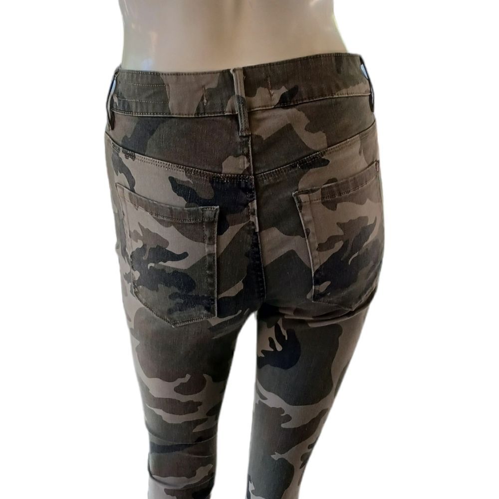 616712..Navy Green Camo Bullhead Skinny Jeans Sz 5, 24" Waist 29" Inseam 9" Rise