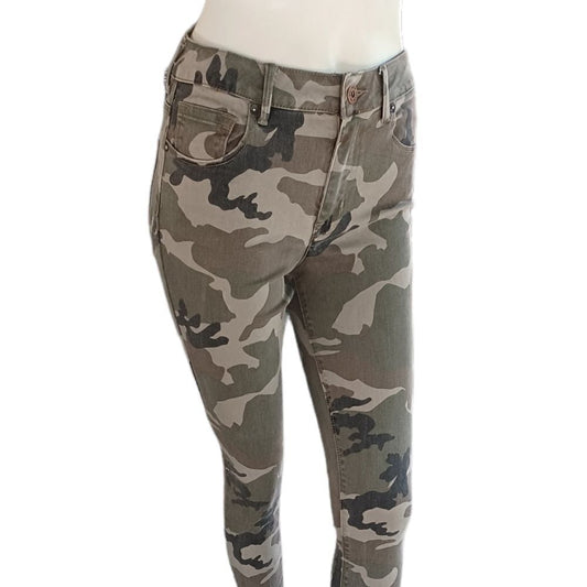 616712..Navy Green Camo Bullhead Skinny Jeans Sz 5, 24" Waist 29" Inseam 9" Rise