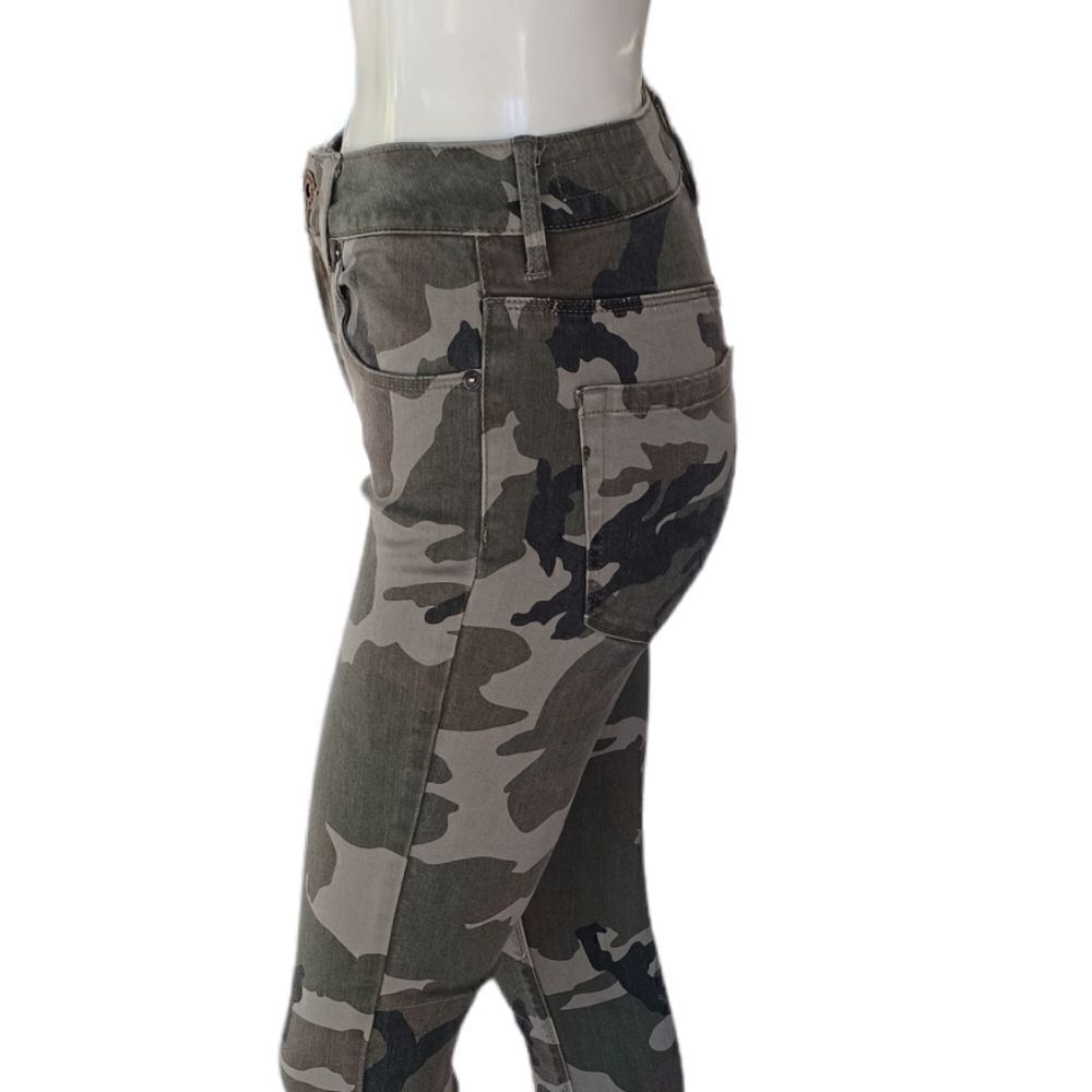 616712..Navy Green Camo Bullhead Skinny Jeans Sz 5, 24" Waist 29" Inseam 9" Rise