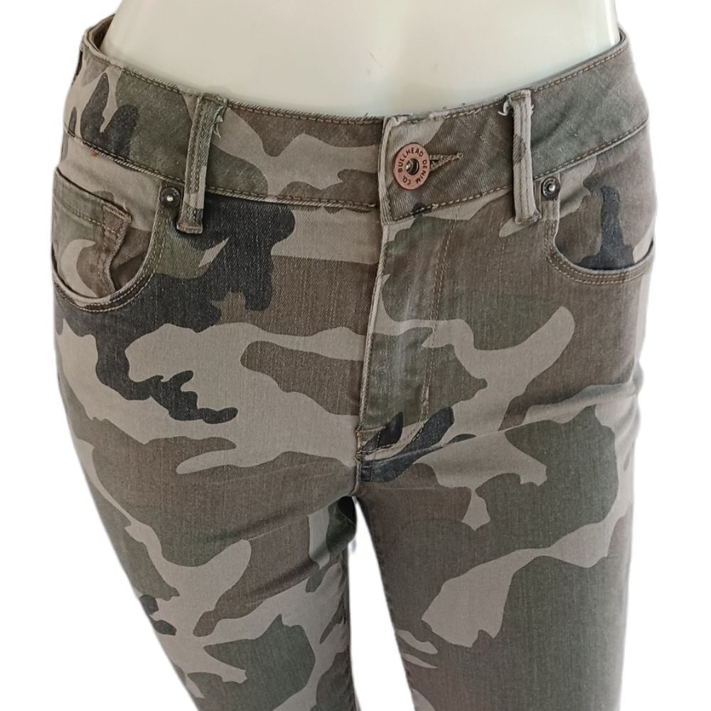 616712..Navy Green Camo Bullhead Skinny Jeans Sz 5, 24" Waist 29" Inseam 9" Rise