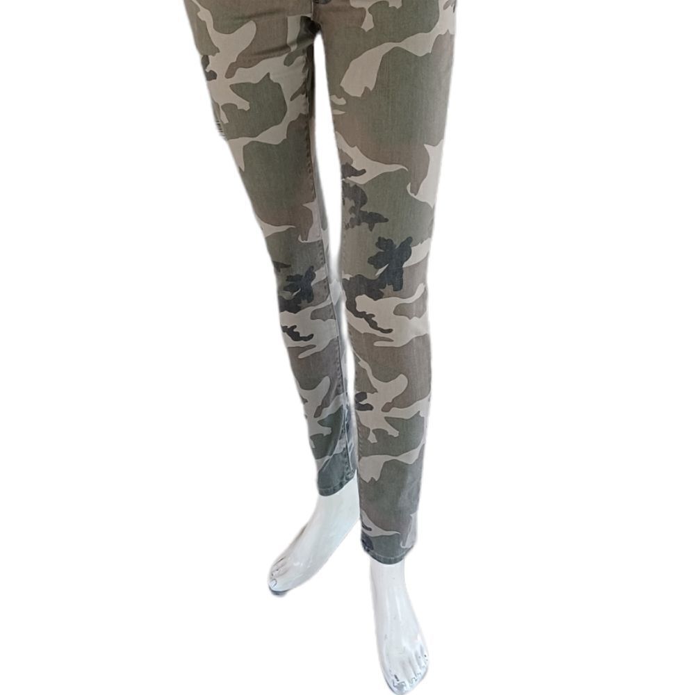 616712..Navy Green Camo Bullhead Skinny Jeans Sz 5, 24" Waist 29" Inseam 9" Rise