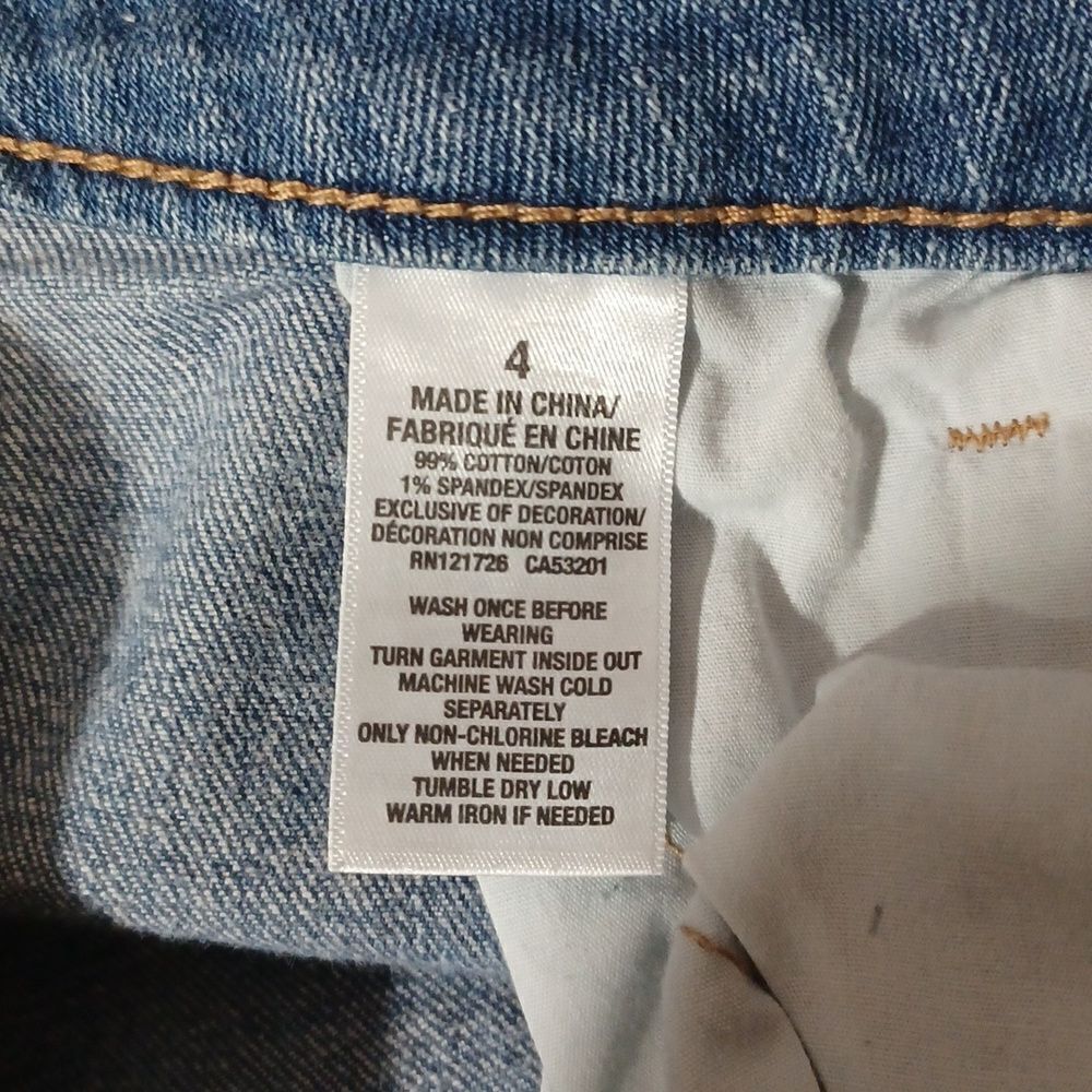 605048....Aeropostale Cuffed Jean Shorts Size 4, 28"W, 3"Inseam, 7"Rise