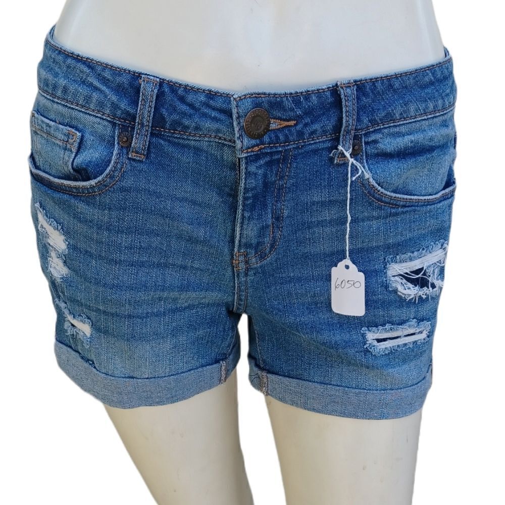 605048....Aeropostale Cuffed Jean Shorts Size 4, 28"W, 3"Inseam, 7"Rise
