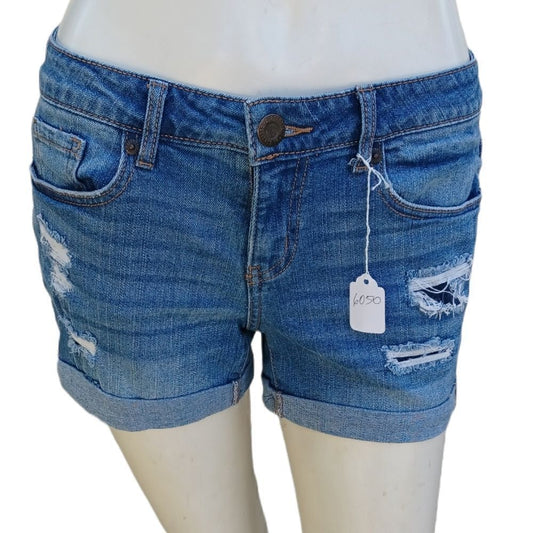 605048....Aeropostale Cuffed Jean Shorts Size 4, 28"W, 3"Inseam, 7"Rise