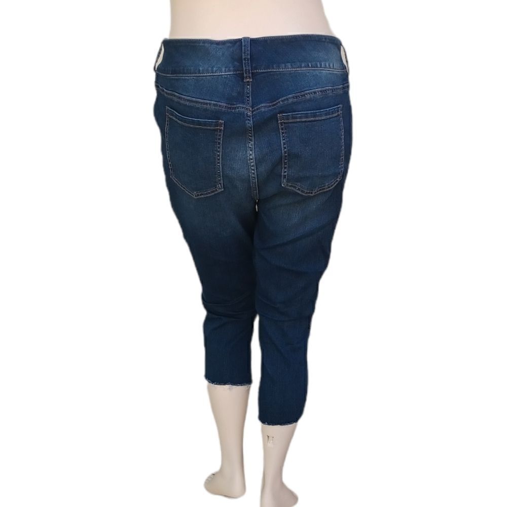 613131...Torrid Cut Off Jegging Jeans Size 18S, W34" 20"Inseam 11"Rise