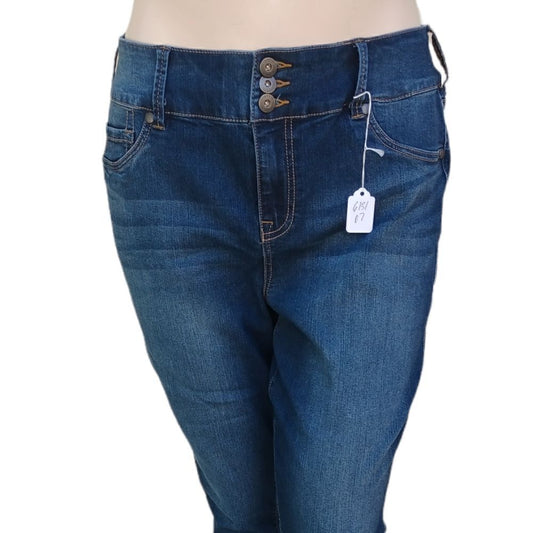 613131...Torrid Cut Off Jegging Jeans Size 18S, W34" 20"Inseam 11"Rise