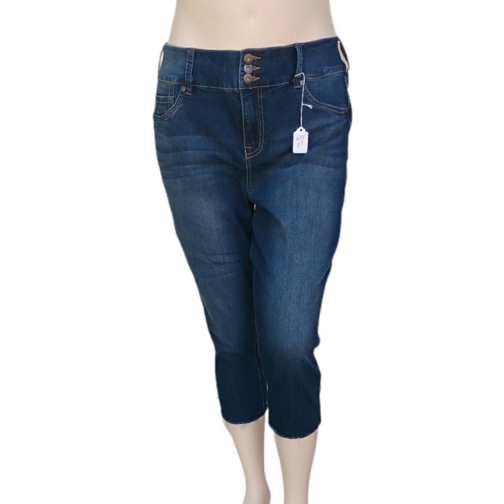 613131...Torrid Cut Off Jegging Jeans Size 18S, W34" 20"Inseam 11"Rise