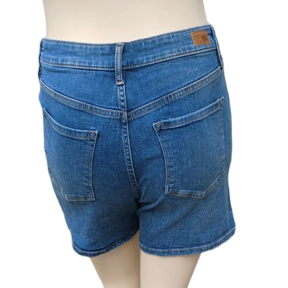 61337..RSQ Super High Rise Mom Jean Shorts Size 28, W29"  12"Rise